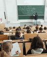 Foto: Vorlesungssaal mit Dozent und Studierenden