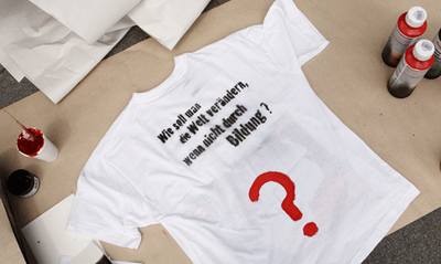 Leitbild - T-Shirt mit Text "Wie soll man eine Welt verändern, wenn nicht mit Bildung"