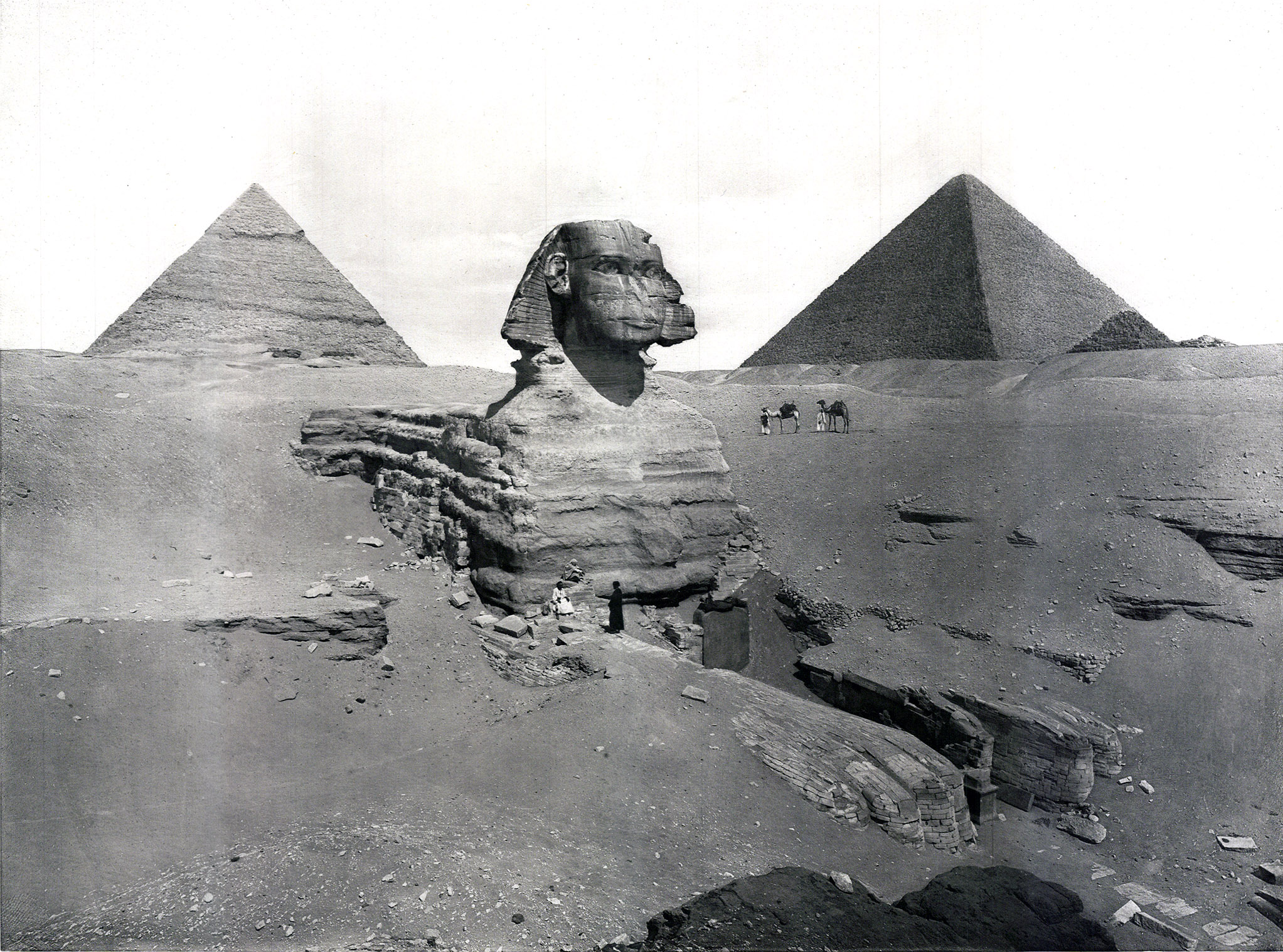 Sphinx von Gizeh (Pyramiden im Hintergrund)