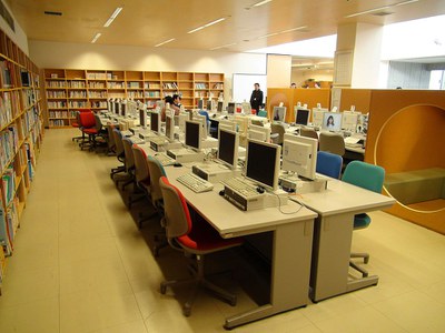 Educational media picture of a library with books and computers in an elementary school